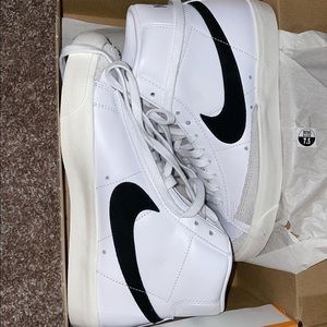 Brand new never worn Blazer Mid ‘77 Vintage, NWT. Size 7.5 mens/ 9 womens